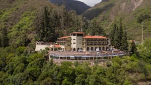 サン・サルバドール・デ・フフイにあるHotel Spa Termas de Reyesの山側の建物