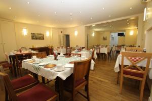 Restaurace v ubytování Ridgemount Hotel