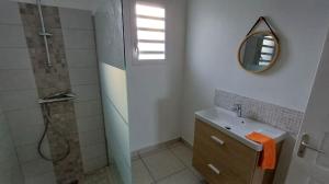 Ένα μπάνιο στο Villa Ékla