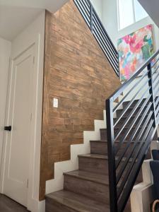 una escalera con una pared revestida de madera en Central North Hollywood Home, en Los Ángeles
