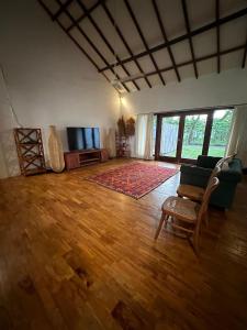 Μια τηλεόραση ή/και κέντρο ψυχαγωγίας στο Villa Oceana tanjung lesung +11 φωτογραφίες