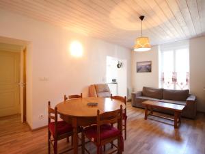una sala de estar con una mesa y un sofá en Bel appartement T3 avec garage privé, à 200m du centre du Mont-Dore, 6 couchages, animaux acceptés - FR-1-415-43, en Le Mont-Dore