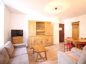 una sala de estar con un sofá y una mesa en Bel appartement T3 avec garage privé, à 200m du centre du Mont-Dore, 6 couchages, animaux acceptés - FR-1-415-43, en Le Mont-Dore