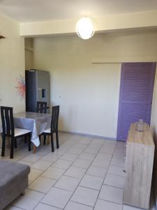a living room with a table and chairs and a couch at F2 Proches de toutes commodités in Ducos +3 photos