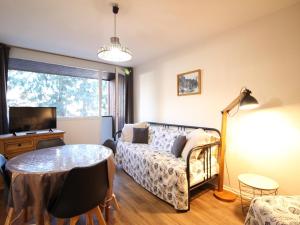 Posedenie v ubytovaní Appartement F2 avec Parking Privé, Loggia et Ascenseur - Proche Thermes et Commodités - FR-1-415-135