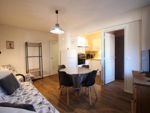 Kuchyňa alebo kuchynka v ubytovaní Appartement F2 avec Parking Privé, Loggia et Ascenseur - Proche Thermes et Commodités - FR-1-415-135