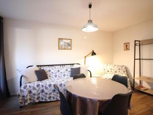 Posedenie v ubytovaní Appartement F2 avec Parking Privé, Loggia et Ascenseur - Proche Thermes et Commodités - FR-1-415-135