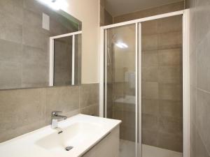 Kúpeľňa v ubytovaní Appartement F2 avec Parking Privé, Loggia et Ascenseur - Proche Thermes et Commodités - FR-1-415-135