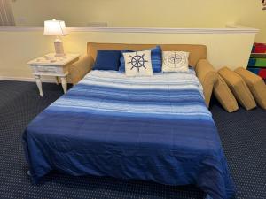 Giường trong phòng chung tại October Weekly Rate 83 Dollars per Night - Free Disney Shuttle! Family Villa with Pool - 2 Beds, 2 Baths for 8 Guests - 3016 +23 ảnh