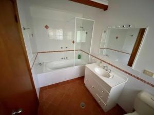 Ένα μπάνιο στο Hunter Beach House +5 φωτογραφίες