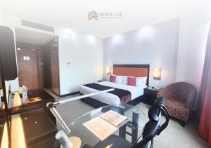 Postel nebo postele na pokoji v ubytování Hock Lee Hotel & Residences