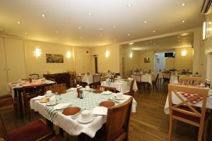 Restaurace v ubytování Ridgemount Hotel