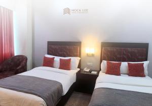 Postel nebo postele na pokoji v ubytování Hock Lee Hotel & Residences