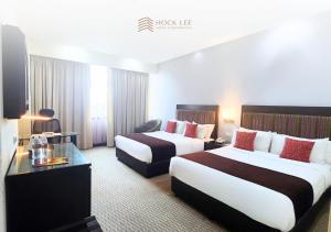 Postel nebo postele na pokoji v ubytování Hock Lee Hotel & Residences