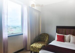 Postel nebo postele na pokoji v ubytování Hock Lee Hotel & Residences