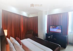 Postel nebo postele na pokoji v ubytování Hock Lee Hotel & Residences