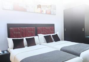 Postel nebo postele na pokoji v ubytování Hock Lee Hotel & Residences