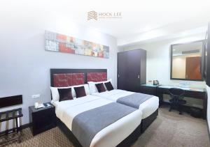 Postel nebo postele na pokoji v ubytování Hock Lee Hotel & Residences