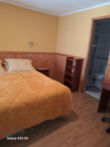 Postel nebo postele na pokoji v ubytování Guest House + 2 fotografie