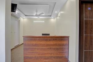 Fotografie z fotogalerie ubytování Collection O Raksha Inn Near PVR Ansal Plaza Greater Noida v destinaci Indirapuram