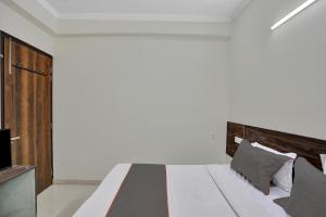 Postel nebo postele na pokoji v ubytování Collection O Raksha Inn Near PVR Ansal Plaza Greater Noida