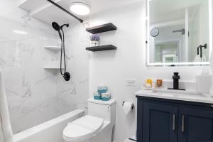 Ένα μπάνιο στο Newly Renovated Studio with Pool & Steps to Waikiki Beach