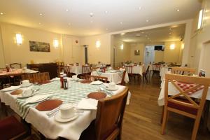 Restaurace v ubytování Ridgemount Hotel