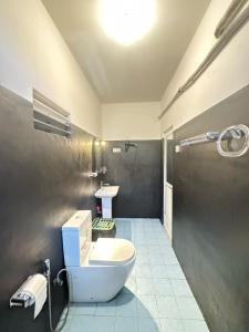 un baño con inodoro y lavabo en Aira Place, en Weligama