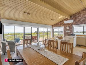 Posezení v ubytování Breakwater Unit 4 Beachfront Bermagui + 9 fotografií