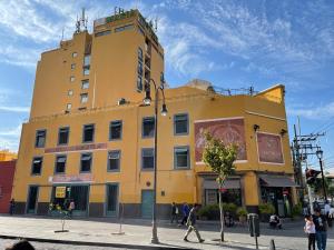 サン・ルイス・ポトシにあるMariaCristinaの黄色い建物