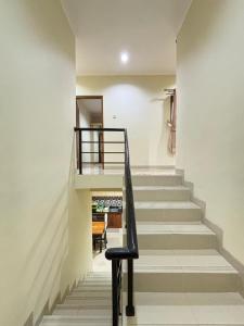 TimuranYogya Holiday Villa的黑色扶手房子里的楼梯