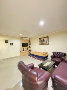 TimuranYogya Holiday Villa的带沙发和床的客厅