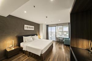 Łóżko lub łóżka w pokoju w obiekcie The Code Hotel & Spa Da Nang