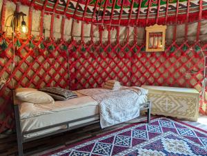 Postel nebo postele na pokoji v ubytování “Achik Tash” camp at the foot of Lenin Peak (7134 m)