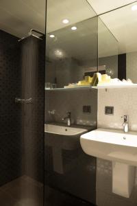 Bilik mandi di Nova Hotel Yerevan