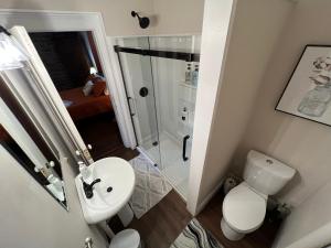 un bagno con doccia, WC e lavandino di Highland Bed & Breakfast a Meadville Altre 33 foto