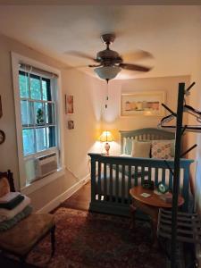 una camera da letto con una culla e una finestra di Highland Bed & Breakfast a Meadville