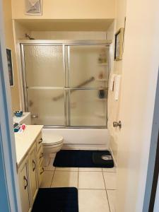 un bagno con doccia e WC di Highland Bed & Breakfast a Meadville