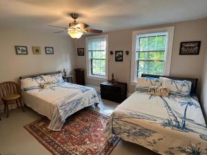 una camera da letto con due letti e un ventilatore a soffitto di Highland Bed & Breakfast a Meadville