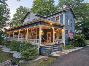 una casa con una bandiera sulla parte anteriore di Highland Bed & Breakfast a Meadville