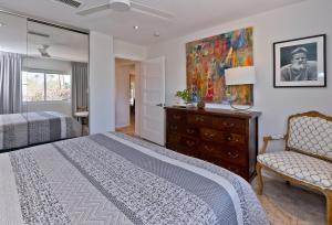 Rúm í herbergi á Casa El Greco, a Desert Getaway with Pool - Spa - Mountain Views