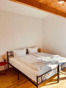 a bed in a room with a wooden ceiling at TheBlue Oak Apartments in Rust