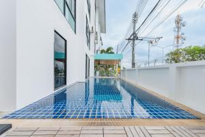 Hồ bơi trong/gần De Blue Sea Rawai Hotel +89 ảnh