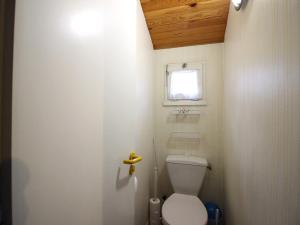 ein kleines Badezimmer mit Toilette und Fenster in der Unterkunft Pavillon calme avec jardin clos, animaux admis, parking, à 2 km du centre de La Bourboule - FR-1-415-156 in La Bourboule + 2 Fotos
