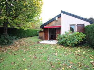 ein Haus mit einem Hof davor in der Unterkunft Pavillon calme avec jardin clos, animaux admis, parking, à 2 km du centre de La Bourboule - FR-1-415-156 in La Bourboule