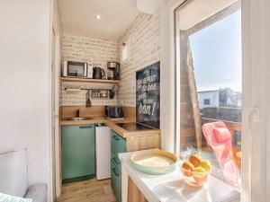 O bucătărie sau chicinetă la Studio lumineux avec balcon et parking à deux pas de la plage - FR-1-788-56 +7 fotografii
