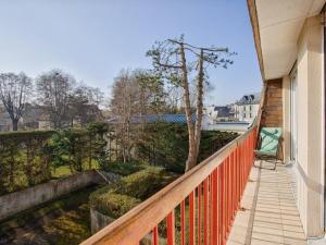 un balcón con una valla naranja y una silla en Studio lumineux avec balcon et parking à deux pas de la plage - FR-1-788-56, en Merville-Franceville-Plage