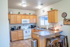 Η κουζίνα ή μικρή κουζίνα στο Spacious Townhome by Utah National Parks Sleeps 8