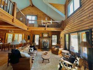 Χώρος καθιστικού στο Pinyon Ridge Ranch Near Zion NP Hot Tub Pets OK