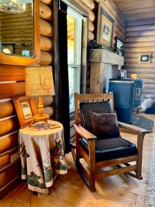 Χώρος καθιστικού στο Pinyon Ridge Ranch Near Zion NP Hot Tub Pets OK